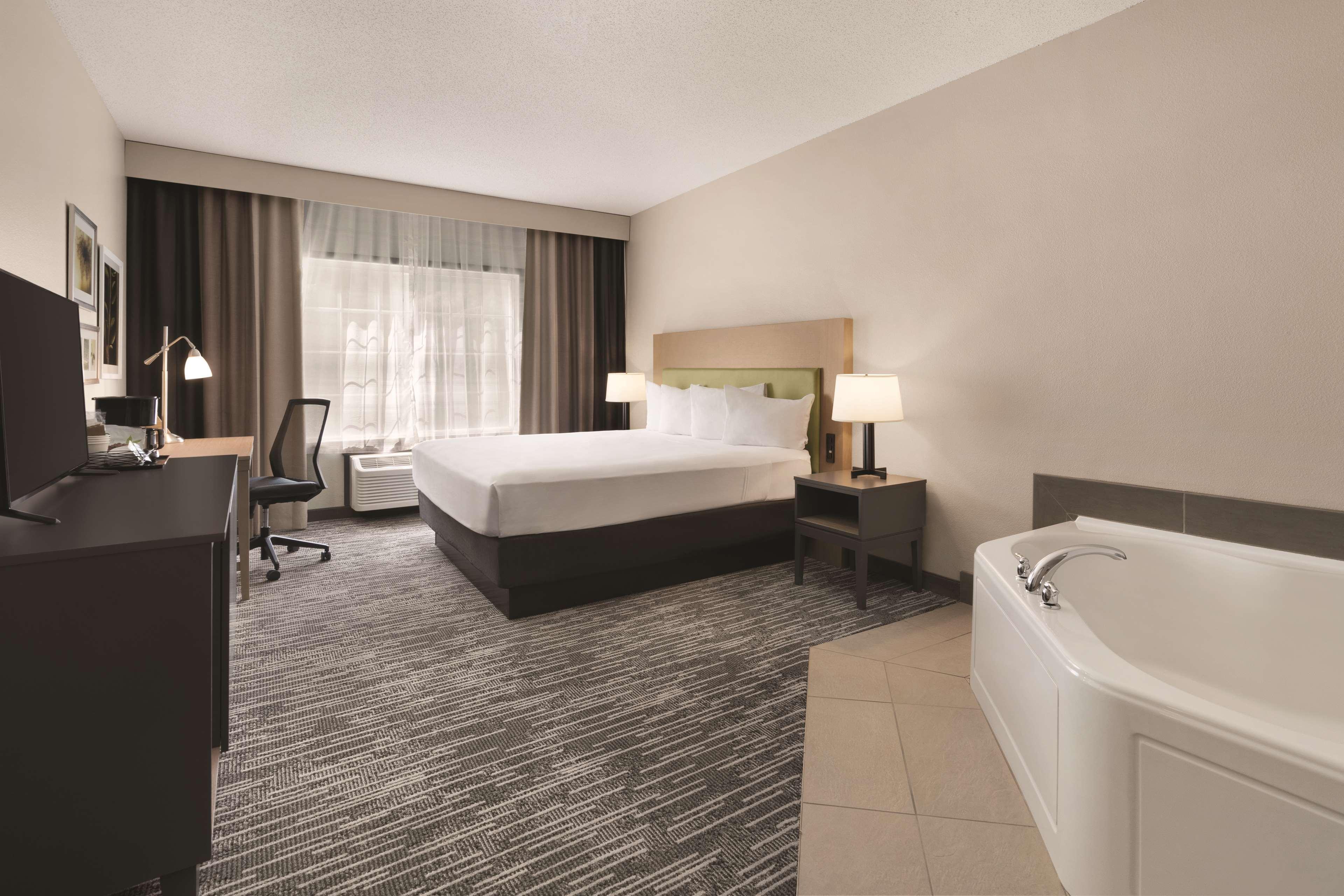 Hotel Country & By Radisson, Detroit Lakes, Mn