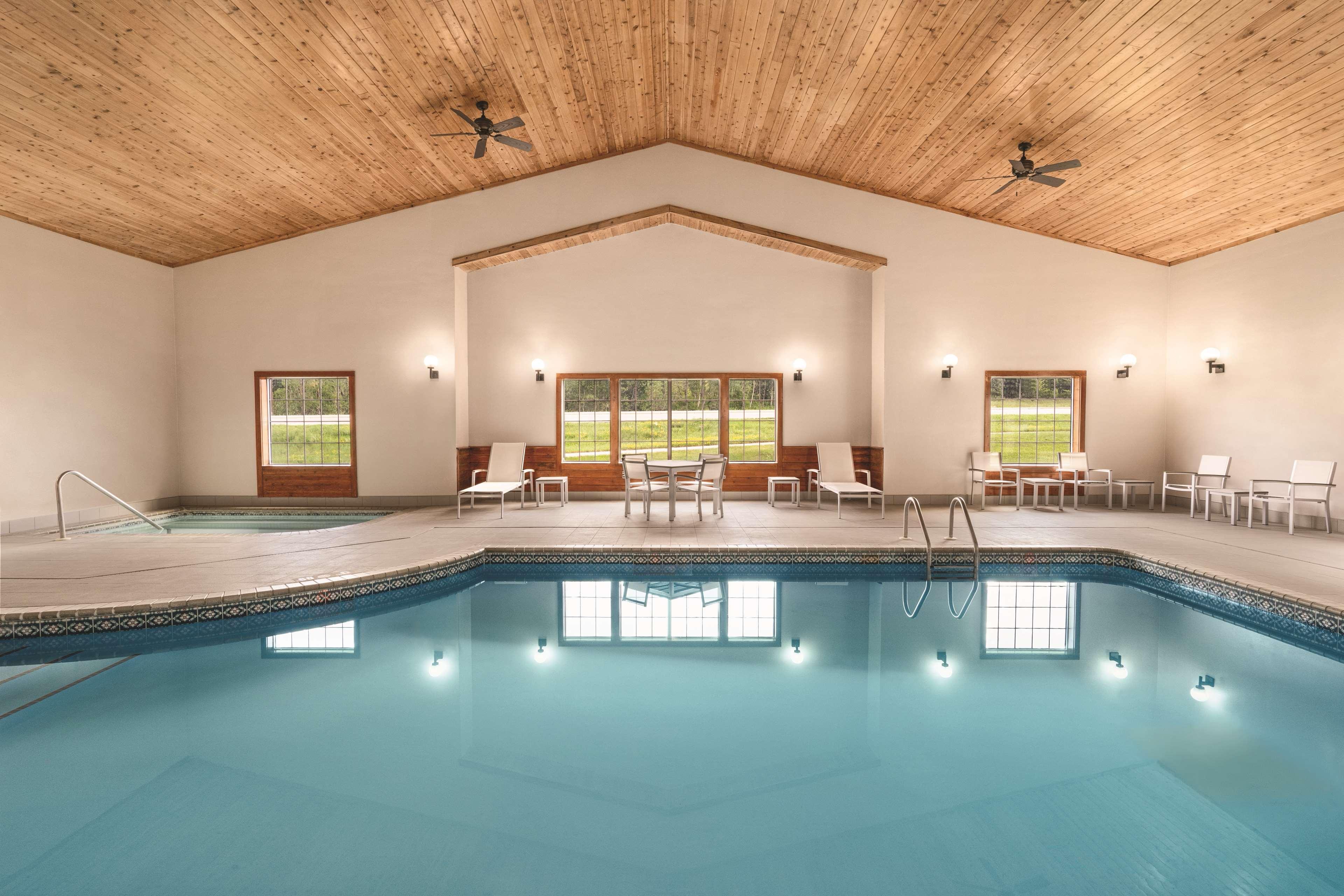 Country & By Radisson, Detroit Lakes, Mn Hotel